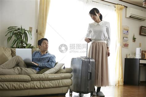 男人看着妻子出门回家高清图片下载-正版图片502176176-摄图网