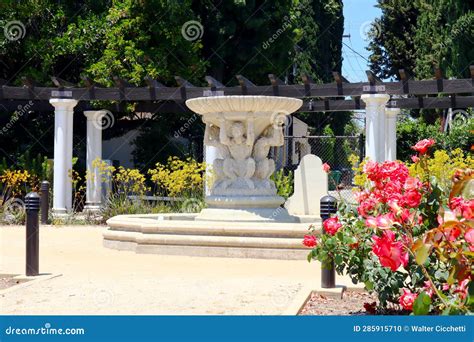 BEVERLY HILLS, California: Beverly Hills Rose Garden at Beverly Gardens ...