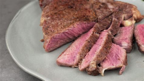 how to cook a medium rare steak in a cast iron skillet