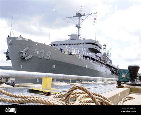 1006148119A-036 BEMERTON, Wash. (June 14, 2010) Sailors man-the-rails ...