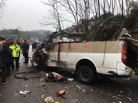 江苏大客车事故致13死 事发时附近村民自发救援-搜狐新闻
