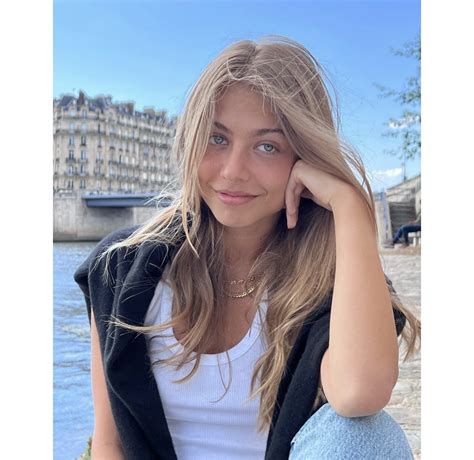 Photo : Stella Belmondo n'a pas précisé où elle avait déposé ses valises pour ses vacances ...