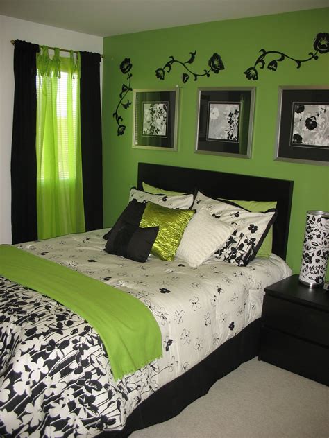 Green and Black Bedroom Decor Ideas