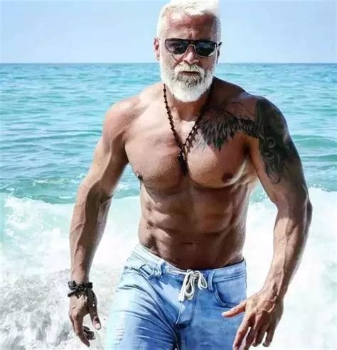 50歲大叔用健身對抗衰老，一身肌肉，實力碾壓90後小生！ - 每日頭條