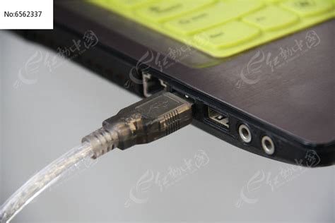 笔记本电脑办公图片-USB接头连接笔记本电脑素材-高清图片-摄影照片-寻图免费打包下载