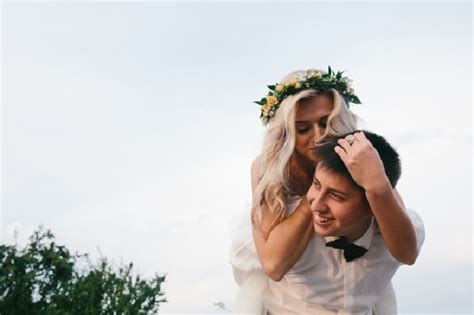 6 Clumsy Wedding Poses That You Should Dump Away Asap