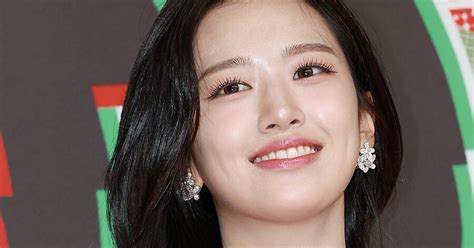 안유진, 훅 내려간 과감한 넥라인 수줍게 가리고 [포토] - 조선비즈