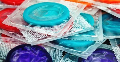 Condom Using Tips : காண்டம் உபயோகிப்பதற்கு முன் இந்த விஷயங்களை ...