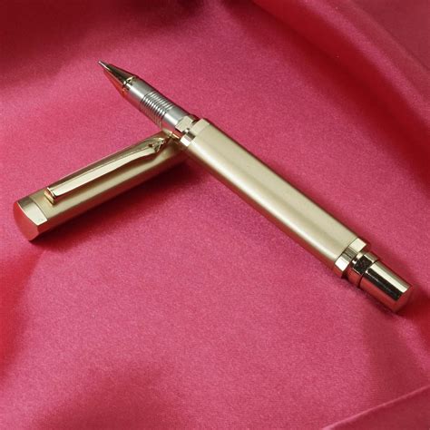 penhouse.in Full Gold Triangle Shape Body With Designed Clip Medium Tip ...