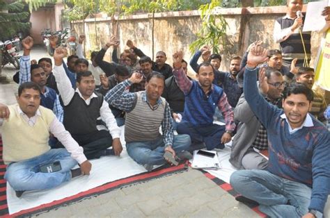 सिल्ट सफाई व गड्ढा मुक्ति के नाम प्रताड़ित कर रहे अधीक्षण अभियंता ...