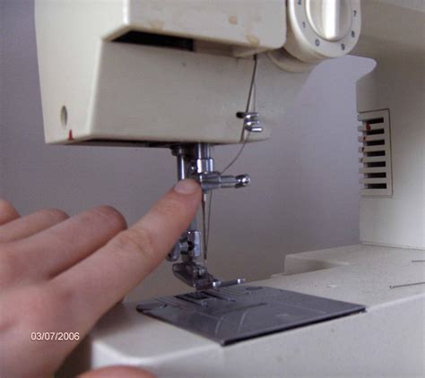How to Thread a Small Sewing Machine 的图像结果