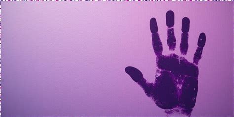 Um fundo roxo com uma impressão de mão de uma mão e a palavra " mão ...