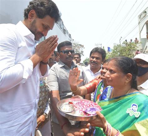 Andhra CM Jagan Mohan Reddy's roadshow in Visakhapatnam receive a ...