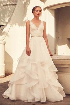 V Neck Lace Wedding Gown by Scalloped V Neck Lace Bodice Tulle Skirt Wedding Dress V Neck Lace Wedding Gown