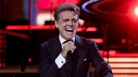 Luis Miguel reaparece con nuevo look para comercial en pro de la...
