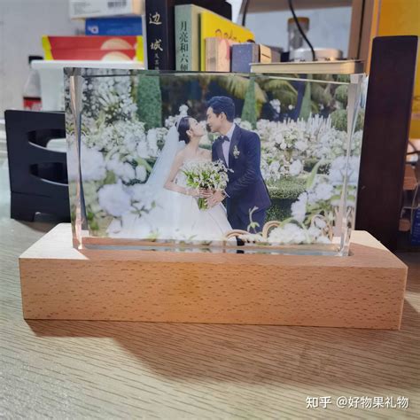 订婚礼拿什么礼物最新素材