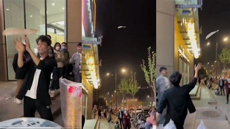 Flying Pizza : ఫ్లయింగ్ పిజ్జా చూసారా? ఒక్క క్షణం ఆలస్యం చేయకుండా ...