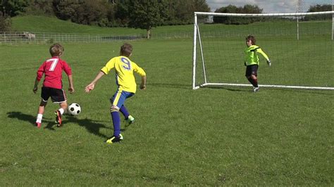 在《少年足球》中，男孩射门得分视频素材_ID:VCG42455165018-VCG.COM