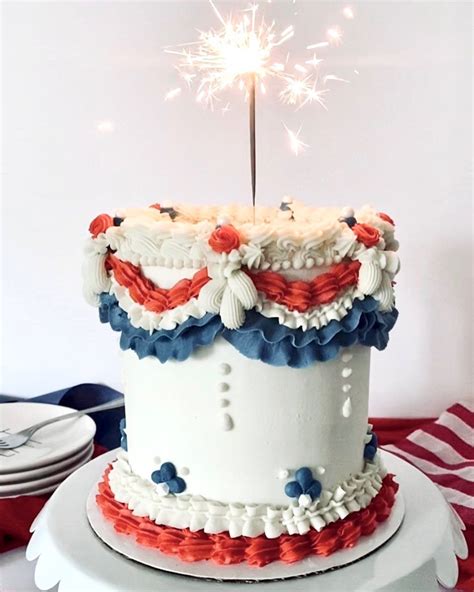 Megan Hamer on Instagram: "🇺🇸 🎂 #usa #usacake #redwhiteandblue #redwhiteandbluecake #vintagecake ...
