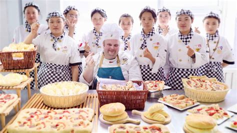 想学面包烘焙去哪学_学西点_陕西新东方烹饪学校