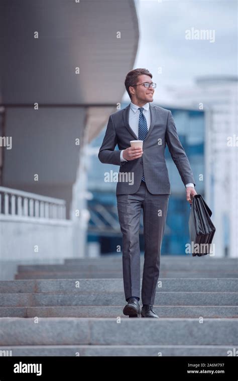 Business Man Walking 的图像结果