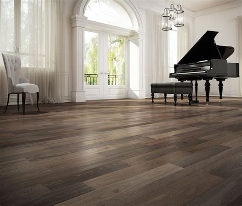 Piano dans grand salon lumineux et plancher de bois franc. Brighted ...