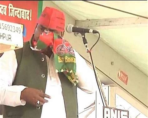 गैंगरेप आरोपी गायत्री प्रजापति का इमोशनल ड्रामा, मंच से रोते हुए उतरे ...