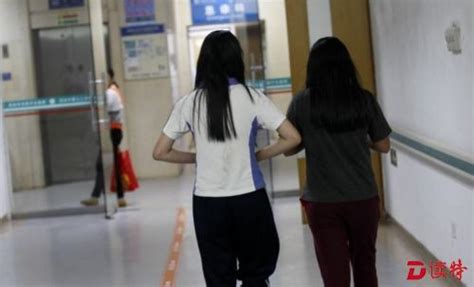 深圳15岁女生被女同学群殴 眼睛充血浑身是伤_读特新闻客户端