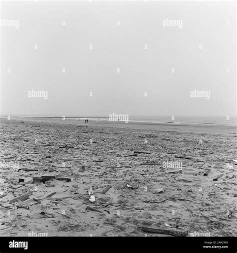 contaminants, beach, kijkduin Date: 1970 Location: The Hague, Zuid ...