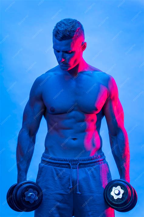 Vue de face de l'homme torse nu fit avec des poids | Photo Gratuite