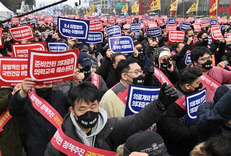 韩国医师罢工3周 调动军医支援 4900名罢工医生执照面临被吊销 - 国际 - 即时国际