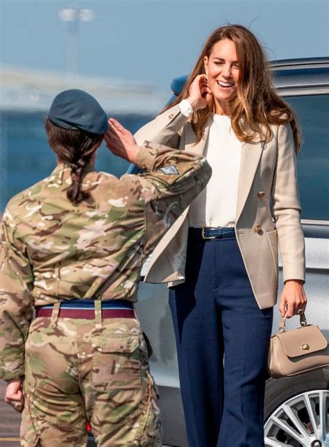 身体语言专家称，凯特王妃在休假后容光焕发，在机场露面_腾讯新闻