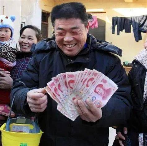 和知青父母返回上海，这位大哥一月工资多少钱，看他收入让人惊讶