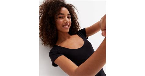 Black Scoop Neck Short Sleeve T-Shirt | New Look