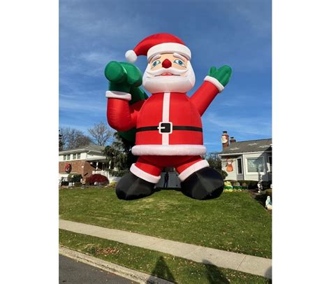 Giant Inflatable Santa In Farmingdale Goes Viral: 'It's Crazy ...