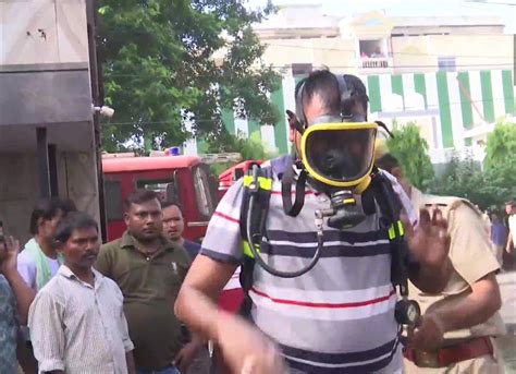 लखनऊ के Levana होटल में लगी आग, बाहर निकाले जा रहे गेस्ट - Lucknow Fire ...