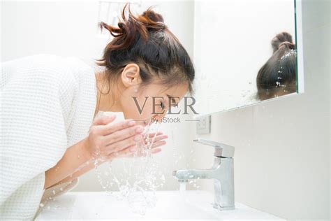 一个女人从睡梦中醒来，她在洗澡前清洗照片摄影图片_ID:307509389-Veer图库