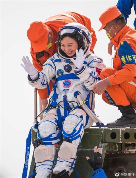 我国首位出舱的女航天员王亚平：是创纪录的英雄，也是摘星的妈妈_手机新浪网