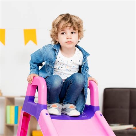 Maluch bawi się na zjeżdżalni | Darmowe Zdjęcie