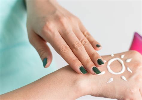 Chemical vs Mineral Sunscreen - What is the Difference and Which One to ...