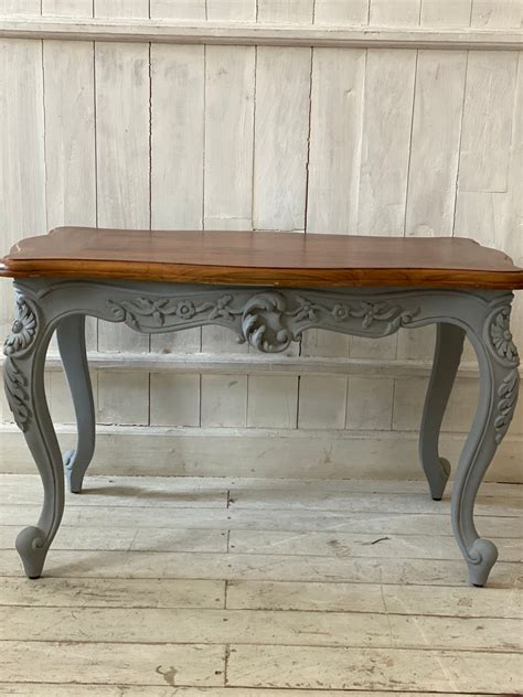 Centre table with delicate rocaille, Louis XV style – Parrot & Lily
