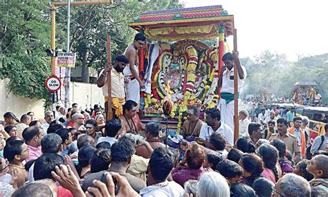 கார்த்திகை தீப திருவிழாவையொட்டி திருவண்ணாமலையில் கிரிவலம் வந்து ...