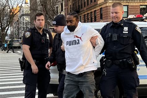 Gunman fires off round while running from cops in Harlem: NYPD - Thee RANT