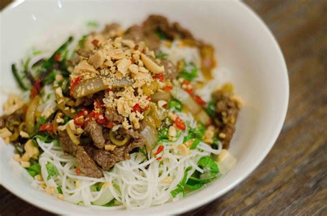 Bun Thit Bo Xao – Eating Saigon!