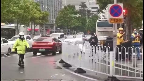 广州一宝马汽车冲撞人群，之后撒币逃跑 - YouTube