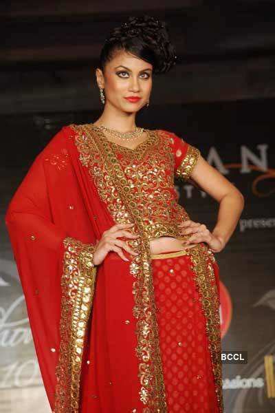 Models present creations during the Marwar wedding and Gitanjali ...