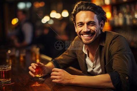 酒吧喝酒的男人高清图片下载-正版图片600442518-摄图网