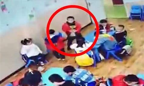 幼儿园小孩扔凳子砸老师:吃饭不老实,被批评了两句-搜狐大视野-搜狐新闻