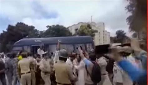 Ruckus in Karnataka after Savarkar's poster was torn, BJP demonstrated ...