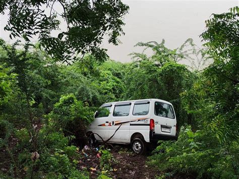 Car plunges into ditch after driver loses control in Juna Tavra village